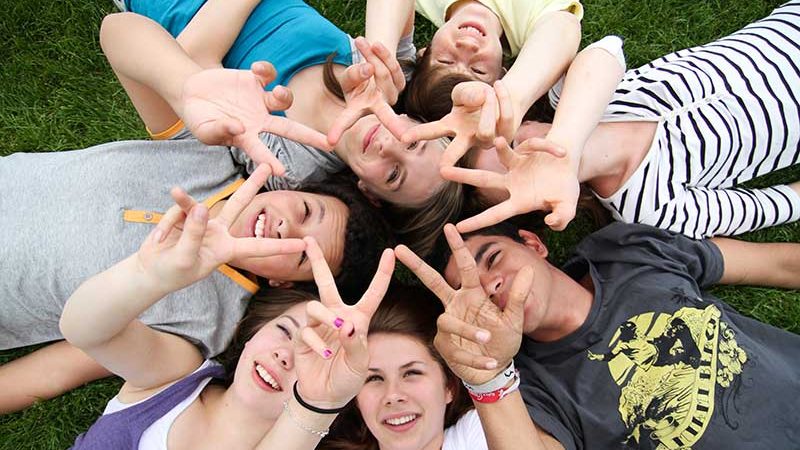 Jugendliche liegen, Finger verbunden